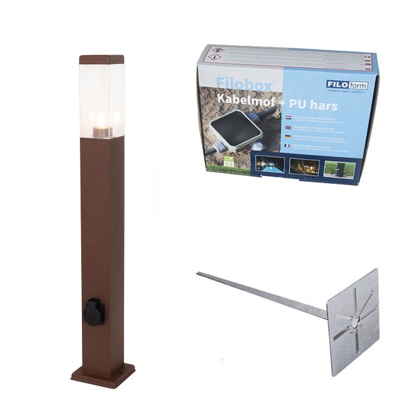Außenleuchten-Set bestehend aus brauner Sockelleuchte mit Steckdose, Kabelabzweigkasten mit Gießharz und einem Erdspieß zur Montage.
