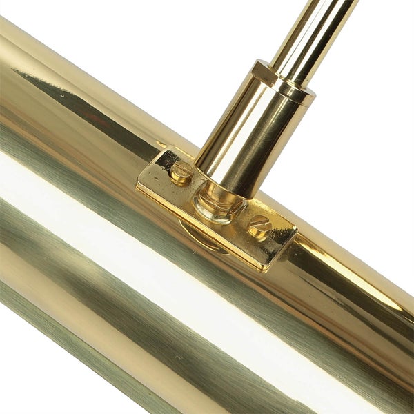 Detailansicht einer goldenen Leuchte mit Schraubenbefestigung.