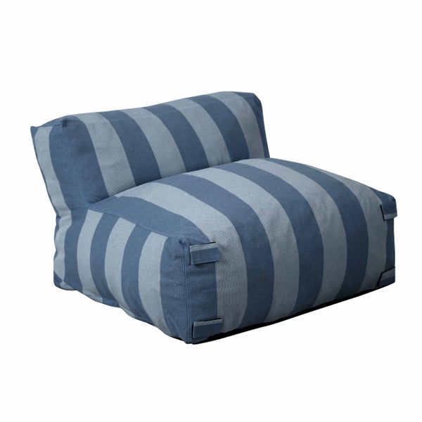 Blau gestreifter Sitzsack in Sesselform mit Rückenlehne für den Innen- und Außenbereich.