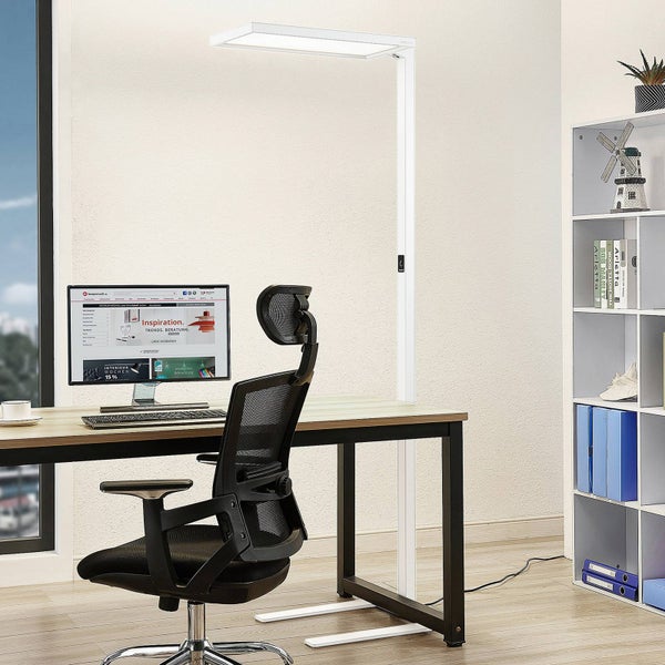 Weiße LED-Stehleuchte für das Büro, schlankes Design mit rechteckigem Leuchtschirm über einem Schreibtisch in hellem Arbeitszimmer.