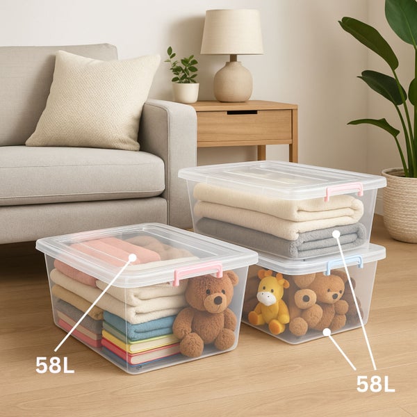 Zwei transparente 58 Liter Aufbewahrungsboxen mit Deckel und verschiedenen Inhalten in einem Wohnraum.