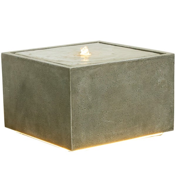 Moderner quadratischer Gartenbrunnen in Steinoptik mit sprudelndem Wasser und LED-Beleuchtung am Sockel.