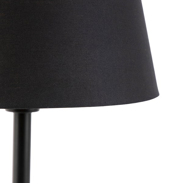 Detailaufnahme eines schwarzen Lampenschirms aus Stoff auf einem schwarzen Standrohr.