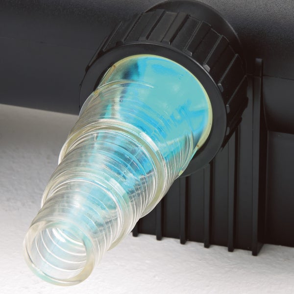 Transparente Stufentülle aus Kunststoff mit Wasserfluss an einem schwarzen Gehäuse für Teichtechnik.