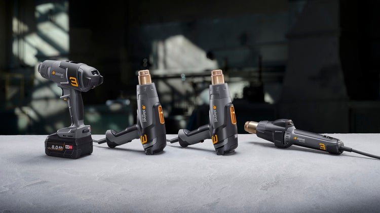 Badezimmer mit Bodenfliesen, kleinem Tisch, Badewanne und Badutensilien