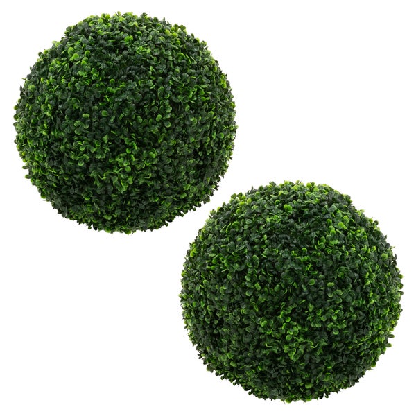 Zwei Buchsbaumkugeln als Dekoration für den Außenbereich