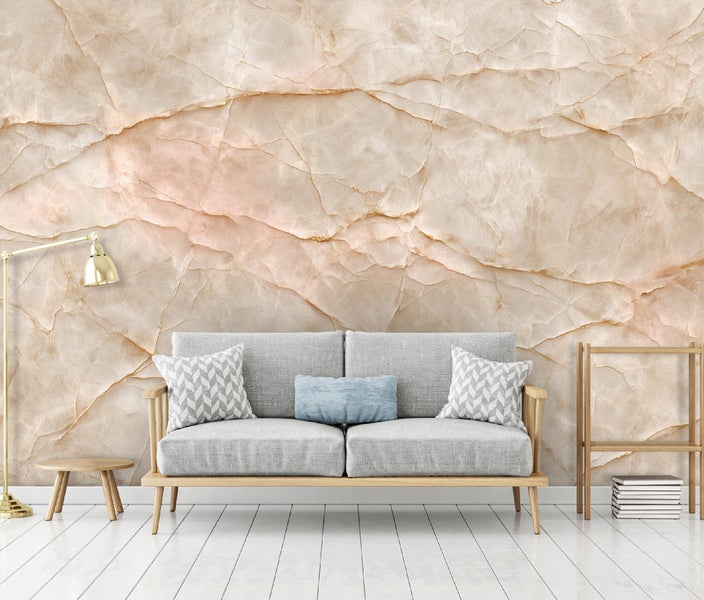 Wohnzimmer mit Sofa, Beistelltisch, Stehlampe und Bücherregal vor einer Marmorwand