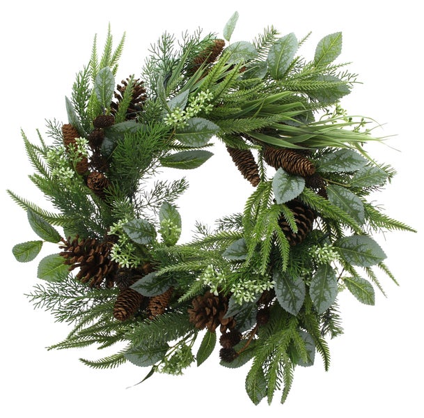 Dekorativer Kranz mit Tannenzweigen, Blättern und Zapfen für weihnachtliche Dekoration