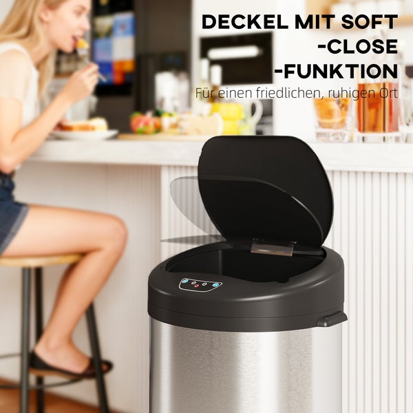 Automatischer Abfallbehälter aus Edelstahl mit Absenkautomatik in einer Küche mit Frau im Hintergrund.