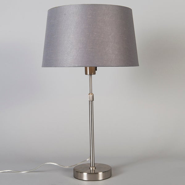 Tischleuchte mit grauem Lampenschirm und silberfarbenem Fuß
