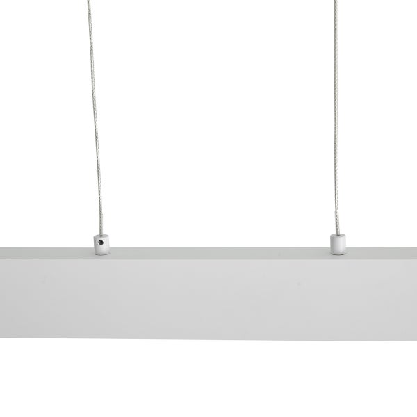 Moderne Pendelleuchte mit flachem Leuchtenkörper und zwei Metallseilaufhängungen.
