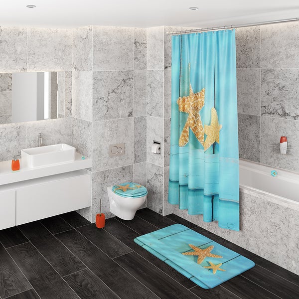 Modernes Badezimmer mit Duschvorhang, Badematte und WC-Sitz im maritimen Seestern-Design auf blauem Holzdekor.