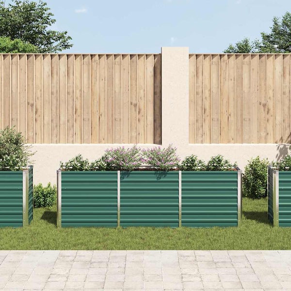 Hochbeete aus gewelltem Metall in einer organisierten Gartenszene mit einem Holzlattenzaun und Pflanzen.