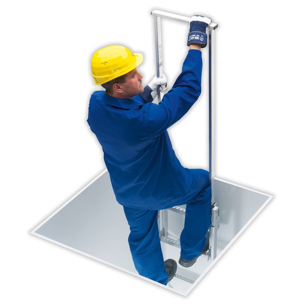 Ein Mann mit Schutzhelm steigt eine Dachbodentreppe hinauf