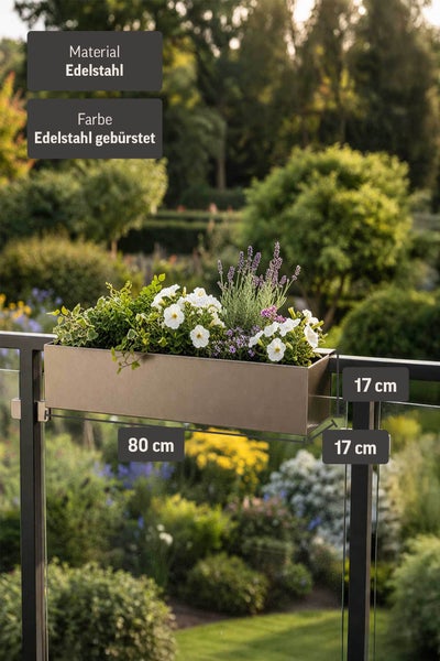 Balkonkasten aus gebürstetem Edelstahl, montiert am Geländer, bepflanzt, Maße 80 mal 17 mal 17 Zentimeter.