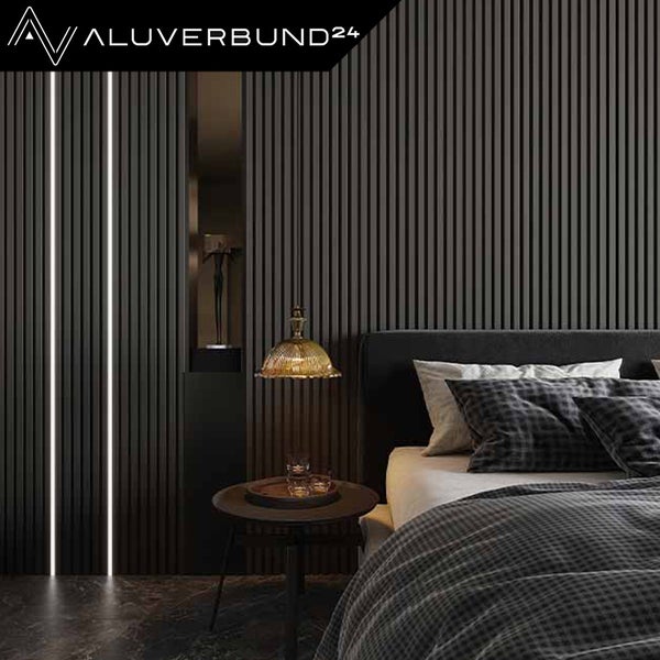 Schlafzimmer mit Akustikpaneelen an der Wand und Aluverbund24 Logo
