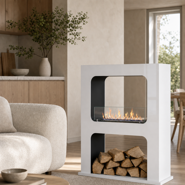 Freistehender Bioethanolkamin in modernem Design mit integriertem Holzlagerfach in einem hellen Wohnzimmer.