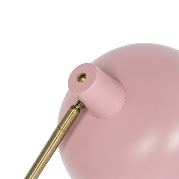 Detailaufnahme einer rosafarbenen Lampe mit goldfarbenem Gelenk