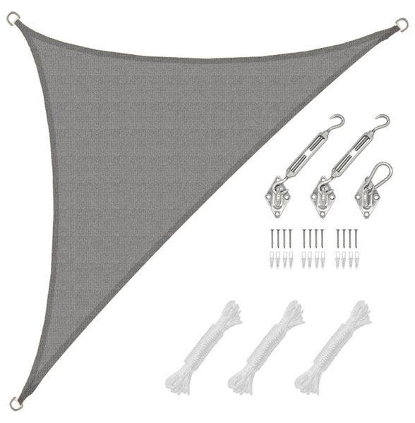 Graues dreieckiges Sonnensegel inklusive Montageset mit Spannschrauben, Wandhalterungen, Schrauben, Dübeln und Befestigungsseilen.