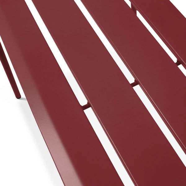 Detailaufnahme einer Metalloberfläche mit parallelen Latten eines Gartenmöbelstücks.