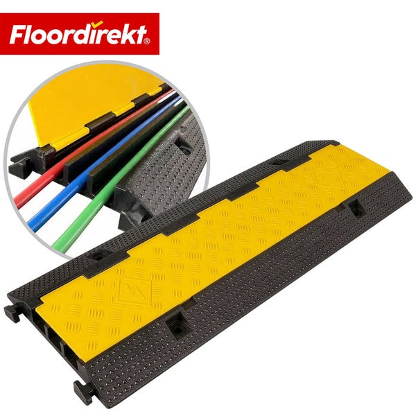 Floordirekt Logo. Kabelbrücke aus Gummi mit drei Kanälen für Leitungen und gelbem Deckel, profilierte Oberfläche für Trittsicherheit.