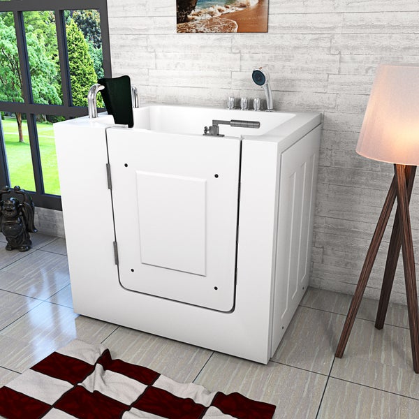 Begehbare Badewanne mit Tür in einem Badezimmer mit Fenster, Stehlampe und Dekorationen.