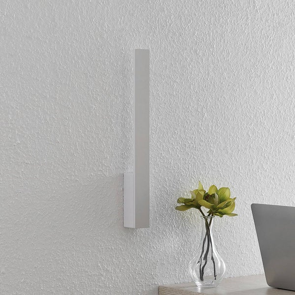 Wohnszene mit gemustertem Teppich, Couchtisch und Dekorationen für ein stilvolles Ambiente.