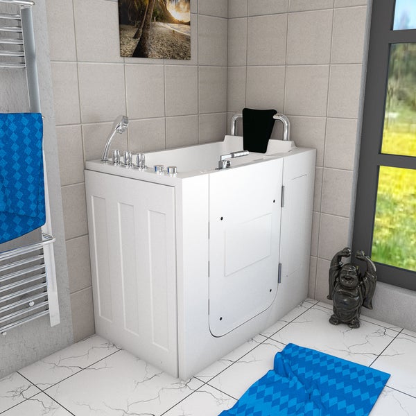 Weiße Sitzbadewanne mit Tür für barrierefreien Einstieg, Armaturen und Kopfstütze in einem hell gefliesten Badezimmer.