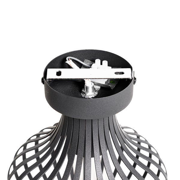 Detailansicht einer Deckenleuchte mit schwarzem Lampenschirm aus Metallstreifen und Befestigungsmaterial