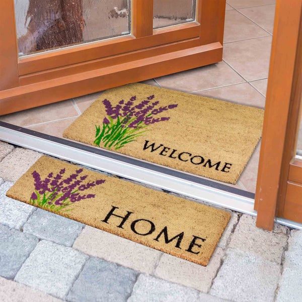 Fußmatten aus Kokosfaser vor einer Haustür mit dem Aufdruck 'Home' und 'Welcome' sowie einem Lavendelmotiv