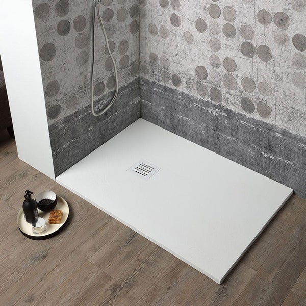 Flache rechteckige Duschwanne in Steinoptik in einer modernen hellen Dusche mit gemusterten Wänden und Bodenfliesen in Holzoptik.