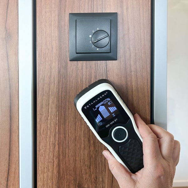 Stahlwerk digitales Ortungsgerät wird an einer Wand mit Holzdekor zur Ortung von Leitungen oder Unterkonstruktionen verwendet.