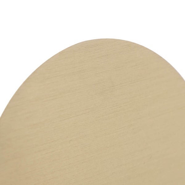 Detailansicht einer gebürsteten Metalloberfläche mit abgerundeter Form.