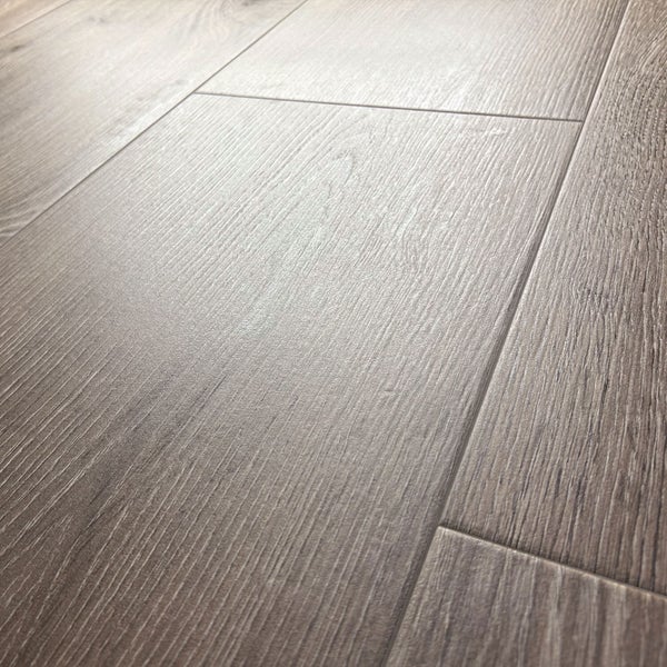 Bodenbelag in Holzoptik mit strukturierter Oberfläche und sichtbarer Maserung.