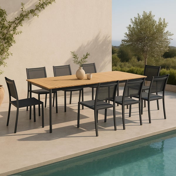 Modernes Garten-Set mit rechteckigem Holztisch und acht dunkelgrauen Netzstühlen auf einer hellen Terrasse neben einem Pool.