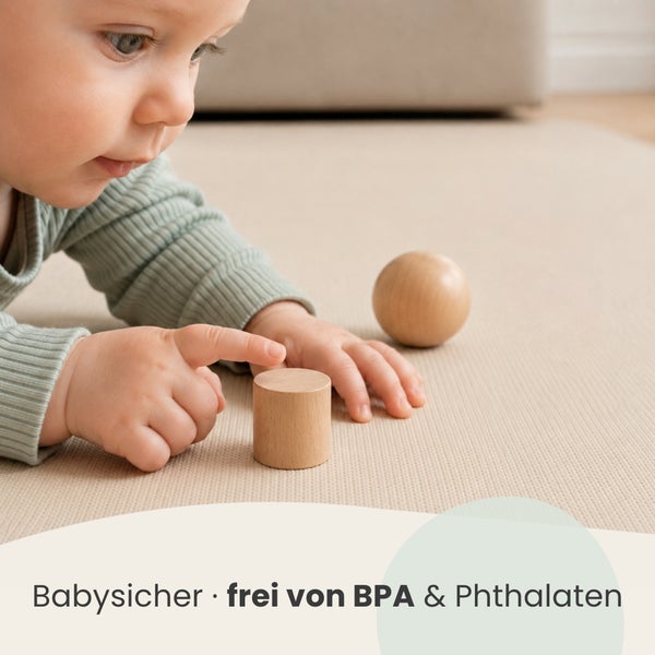 Ein Kleinkind spielt auf einer Matte mit Holzspielzeug, das frei von Bisphenol A und Phthalaten ist.