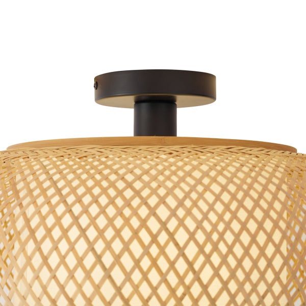 Deckenleuchte mit einem Schirm aus geflochtenem Bambus und einer schwarzen Metallhalterung.