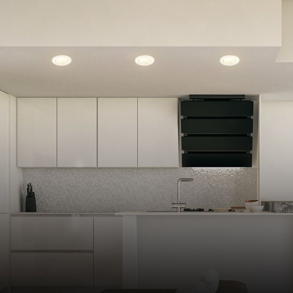 Kinderspielturm aus Holz mit Rutsche, Schaukel, Kletterwand und Spielhaus in der Draufsicht.