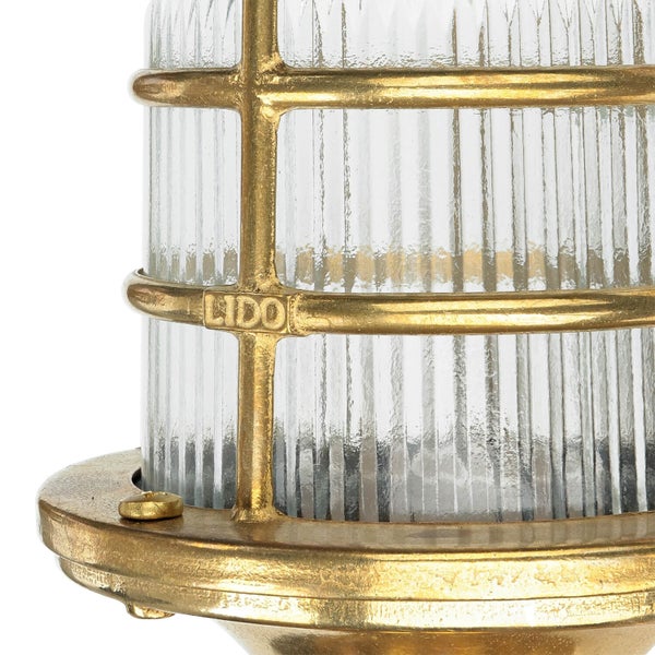 Detailansicht einer Wandleuchte aus Glas und Metall