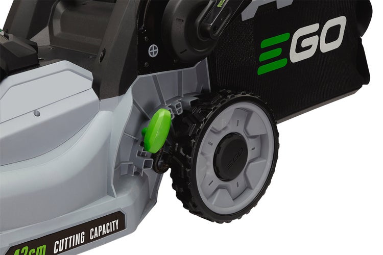 Detail eines EGO Akku-Rasenmähers mit 42 Zentimeter Schnittbreite, Hinterrad, Schnitthöhenverstellung, Grasfangsack und EGO Logo.