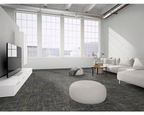 Modernes, helles Wohnzimmer im Loft-Stil mit großen Fenstern, weißem Sofa und dunklem, strukturiertem Teppichboden.