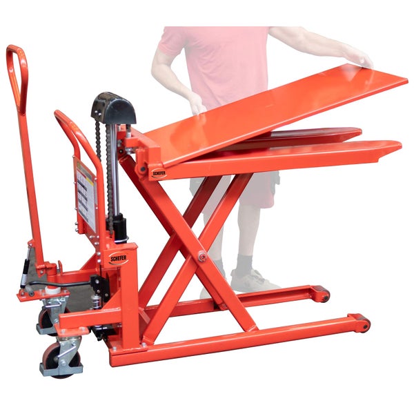 Scherenhubwagen mit Mann im Hintergrund