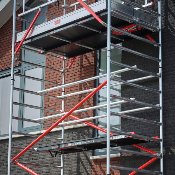 Aluminium Rollgerüst mit Plattformen vor einer Hauswand