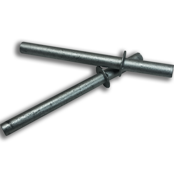 Zwei Erdnägel aus Metall