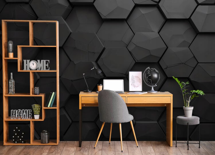 Helles Arbeitszimmer mit Schreibtisch, Stuhl, Regal und dekorativer Wandverkleidung für eine produktive Atmosphäre.