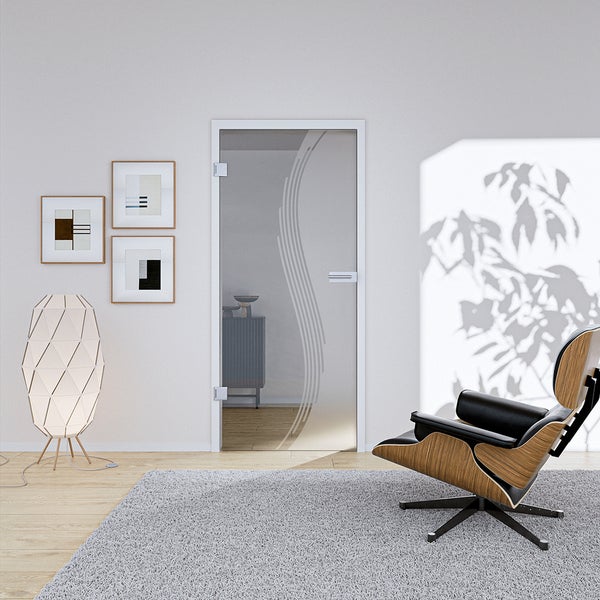Moderne Ganzglastür mit geschwungenem Wellenmuster in einem hellen Wohnzimmer mit Sessel, Teppich und Stehlampe.