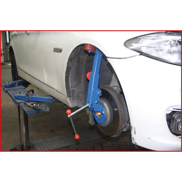 Fahrzeug mit montiertem Federspanner für den Radwechsel