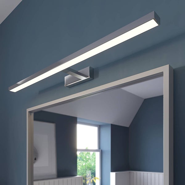 Lineare LED-Badezimmerspiegelleuchte aus verchromtem Metall, montiert über einem rechteckigen Spiegel, modernes Design mit heller Beleuchtung.
