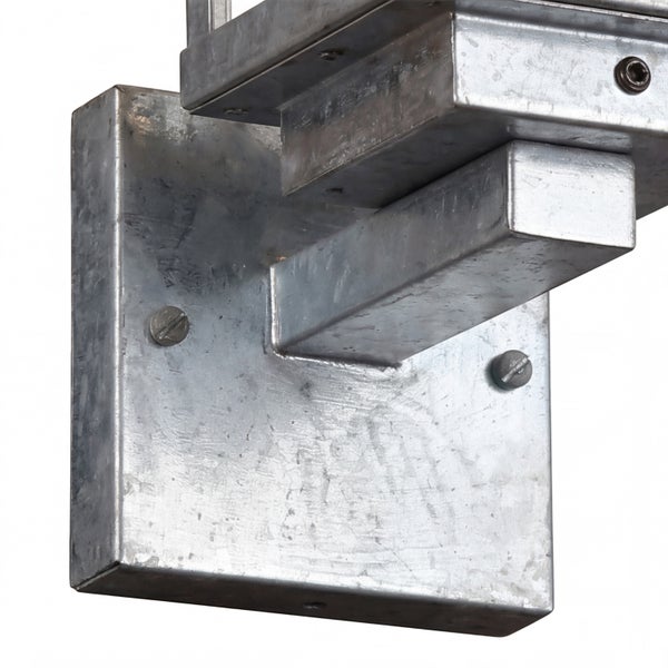 Industrielle Wandhalterung aus verzinktem Metall mit sichtbaren Verschraubungen.