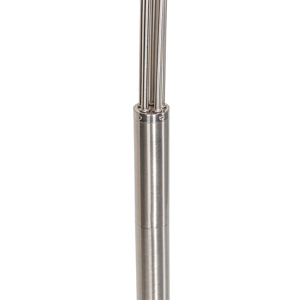 Detailansicht eines silberfarbenen Edelstahl-Erdspießes